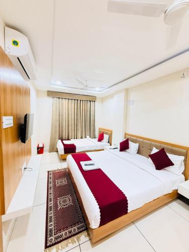 1 queen bed, 1 twin bed