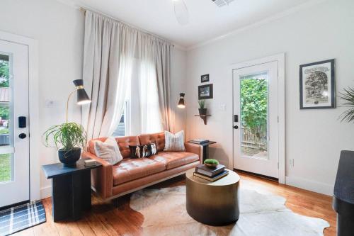 Gabriel Cottage- New, Luxury, Design, Solitude in Lafayette City Center