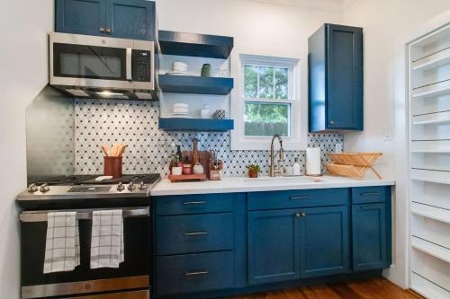 Gabriel Cottage- New, Luxury, Design, Solitude in Lafayette City Center