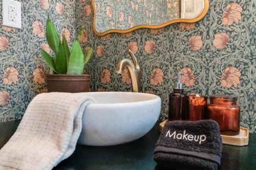 Gabriel Cottage- New, Luxury, Design, Solitude in Lafayette City Center