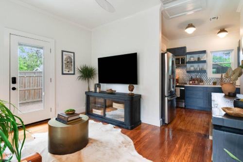 Gabriel Cottage- New, Luxury, Design, Solitude in Lafayette City Center