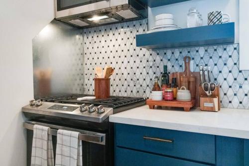 Gabriel Cottage- New, Luxury, Design, Solitude in Lafayette City Center
