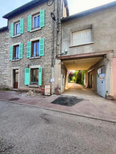 Charmant studio au RDC près du Rhône & ViaRhôna (Charmant studio au RDC pres du Rhone & ViaRhona) in Montalieu-Vercieu