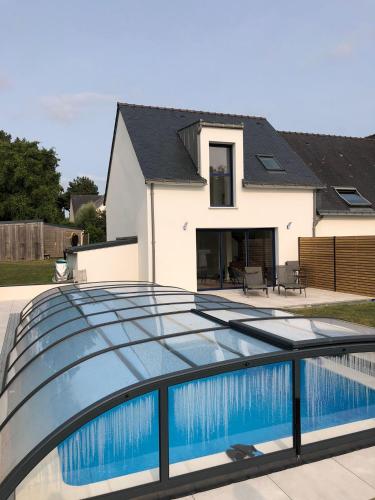 Maison bord de mer avec piscine couverte - Location saisonnière - Guidel