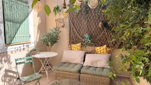 Mazet Jardin de Fontanille, patio, piscine et parking