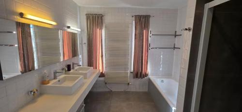 Family House 5BR House 3BA Terrace City Center