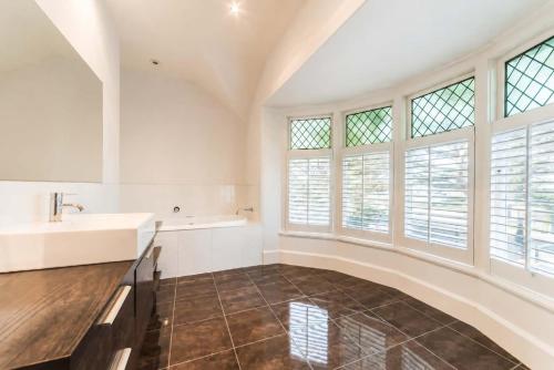 Bel Air Mansion - Sleeps 12 Villa - image 3