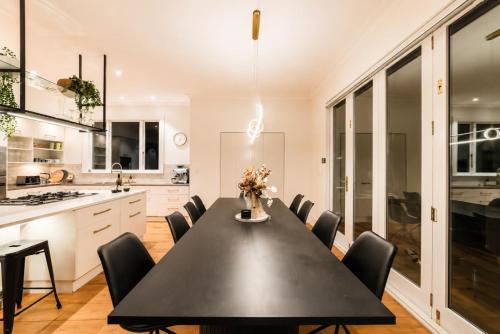 Bel Air Mansion - Sleeps 12 Villa - image 5