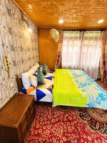 Dal lake Retreat Houseboat - image 2