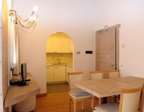 One-Bedroom Apartment - Split Level image 3