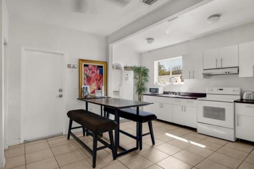 Suarez Art Stay Buena Vista, Sleeps 10, Free Parking - Miami, FL