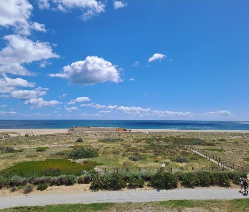 Vue mer, lever de soleil - Plage à 50 m - Parking