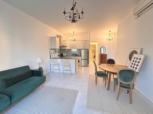 Omnia Charming 2 bed and AirCon in historic Frejus