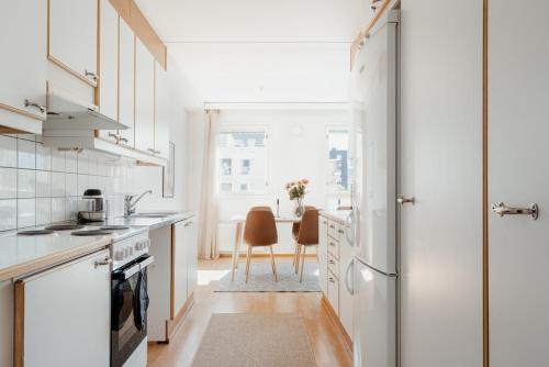 Konyha, Nordic 2BR Apartment with Sauna & Glazed Balcony in Ruoholahti