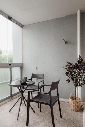 Erkély/terasz, Nordic 2BR Apartment with Sauna & Glazed Balcony in Ruoholahti