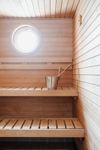 Szauna, Nordic 2BR Apartment with Sauna & Glazed Balcony in Ruoholahti