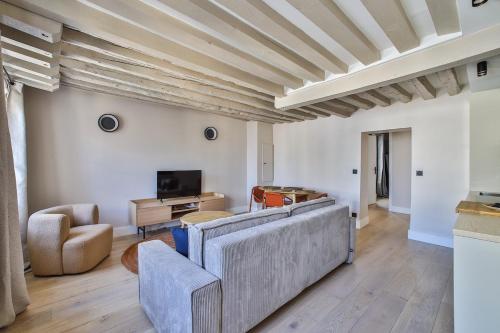 Heart of Marais a Large 1-Bedroom Apartment