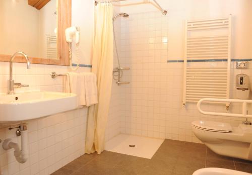 One-Bedroom Apartment - Split Level image 5