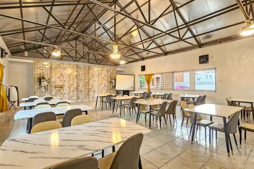 Meeting room / ballrooms, RedDoorz @ Masagena Villa Bandung in Bojongsoang