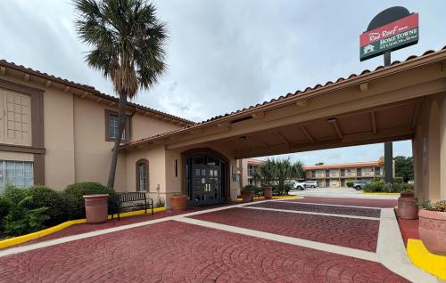 Red Roof Inn San Antonio - South Park