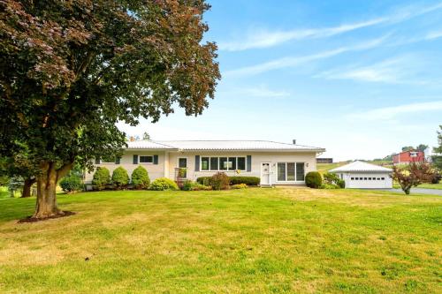 Charming Farmhouse Retreat in Manchester (NY)