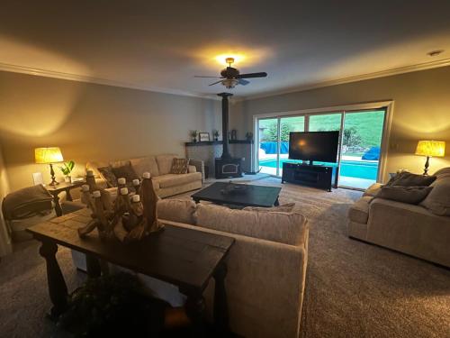Harlan Hideaway - pool l hot tub l theater l game room