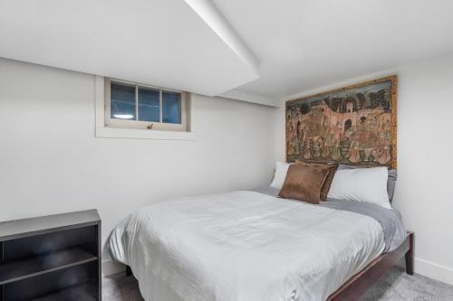 Cozy Basement Apartment with Skylights 2