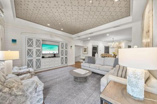 Refined 3BR Beach Retreat - image 2