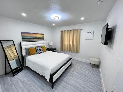 Stylish 2 Bedrooms Apartment by Miami Airport - image 3