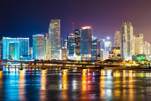 Stylish 2 Bedrooms Apartment by Miami Airport - image 2