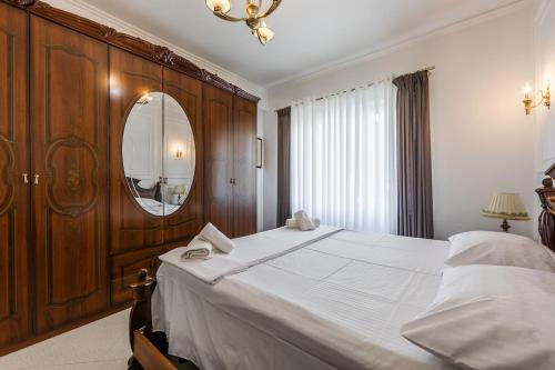 Historic Quarter Stay 1BR Apartment by PikHost - image 3