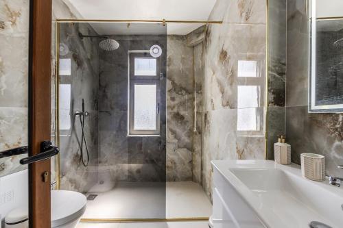 Historic Quarter Stay 1BR Apartment by PikHost - image 2