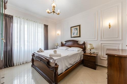 Historic Quarter Stay 1BR Apartment by PikHost - image 5