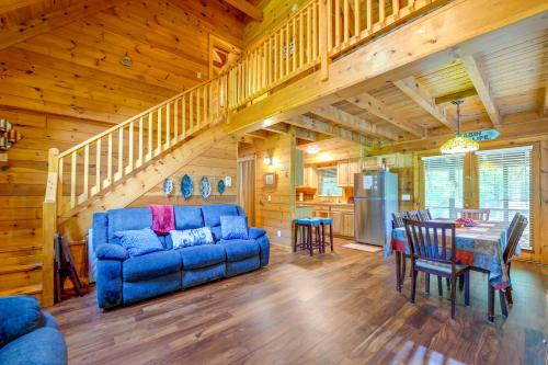 Cabin w/ Hot Tub + Fishing Pond in Del Rio!