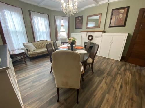 Victorian Oasis-complete house sleeps 11 in Уеллсвілль