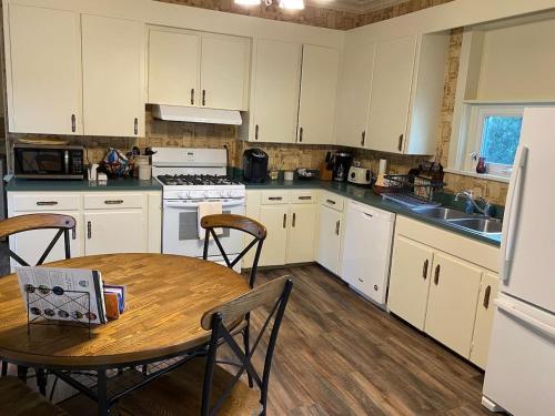 Victorian Oasis-complete house sleeps 11 in Уеллсвілль