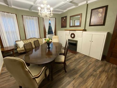 Victorian Oasis-complete house sleeps 11 in Уеллсвілль