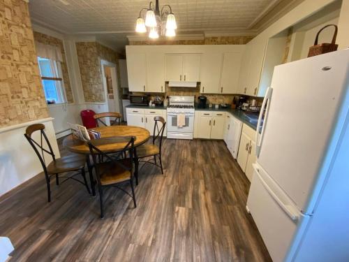 Victorian Oasis-complete house sleeps 11 in Уеллсвілль