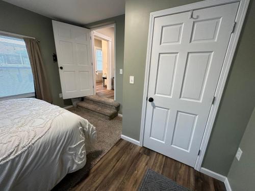 Cozy Village Family Suite in Уеллсвілль