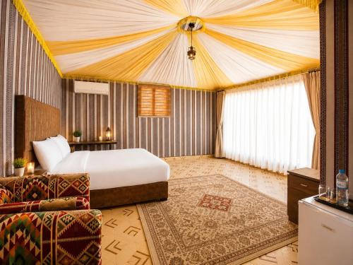 1 king bed, 2 twin beds