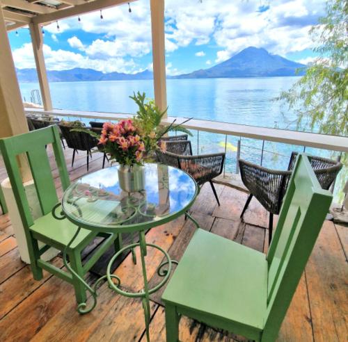 GuateMia Beach SPA Resort Soulfood & Bar in Santa Cruz la Laguna