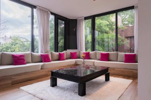 MOT New Villa Salvador 4600 - 5 Bd Unique Pool & BBQ Plaza Armenia