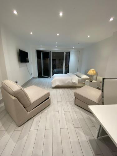 Semi-Private Suite with Garden and free parking
