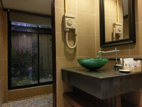 Ванная комната, Kongkarn Resort and Farmstay in Ратчабури
