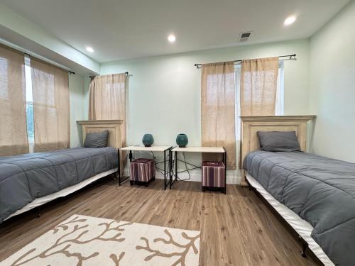 LUX Entire House 4-Bedrooms with Parking - image 2