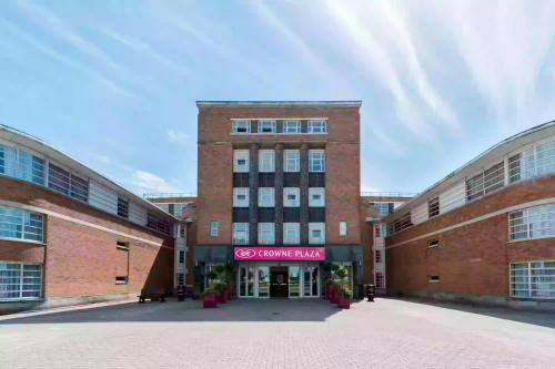 Crowne Plaza Liverpool - John Lennon Airport by IHG Hotel de charme Roby
