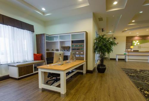 Facilities, Holiday Inn Hotel & Suites Bloomington Airport By IHG in Bloomington (IL)