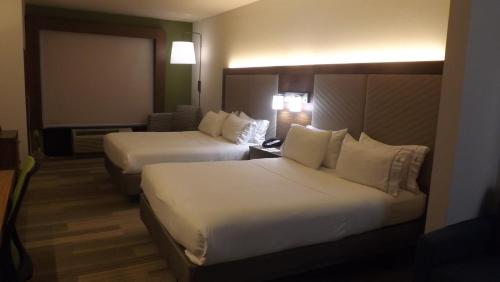 2 queen beds, 1 sofa bed