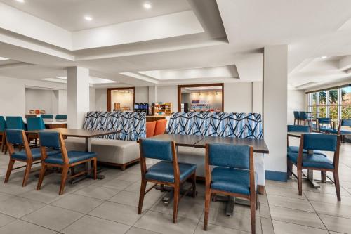 餐飲選擇, Holiday Inn Express & Suites Fresno (River Park) Hwy 41 by IHG in 弗雷斯諾 (CA)
