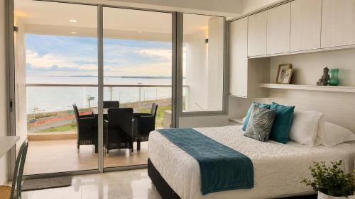 CB726 | Suite moderna frente al mar con balcón y cocina con isla
